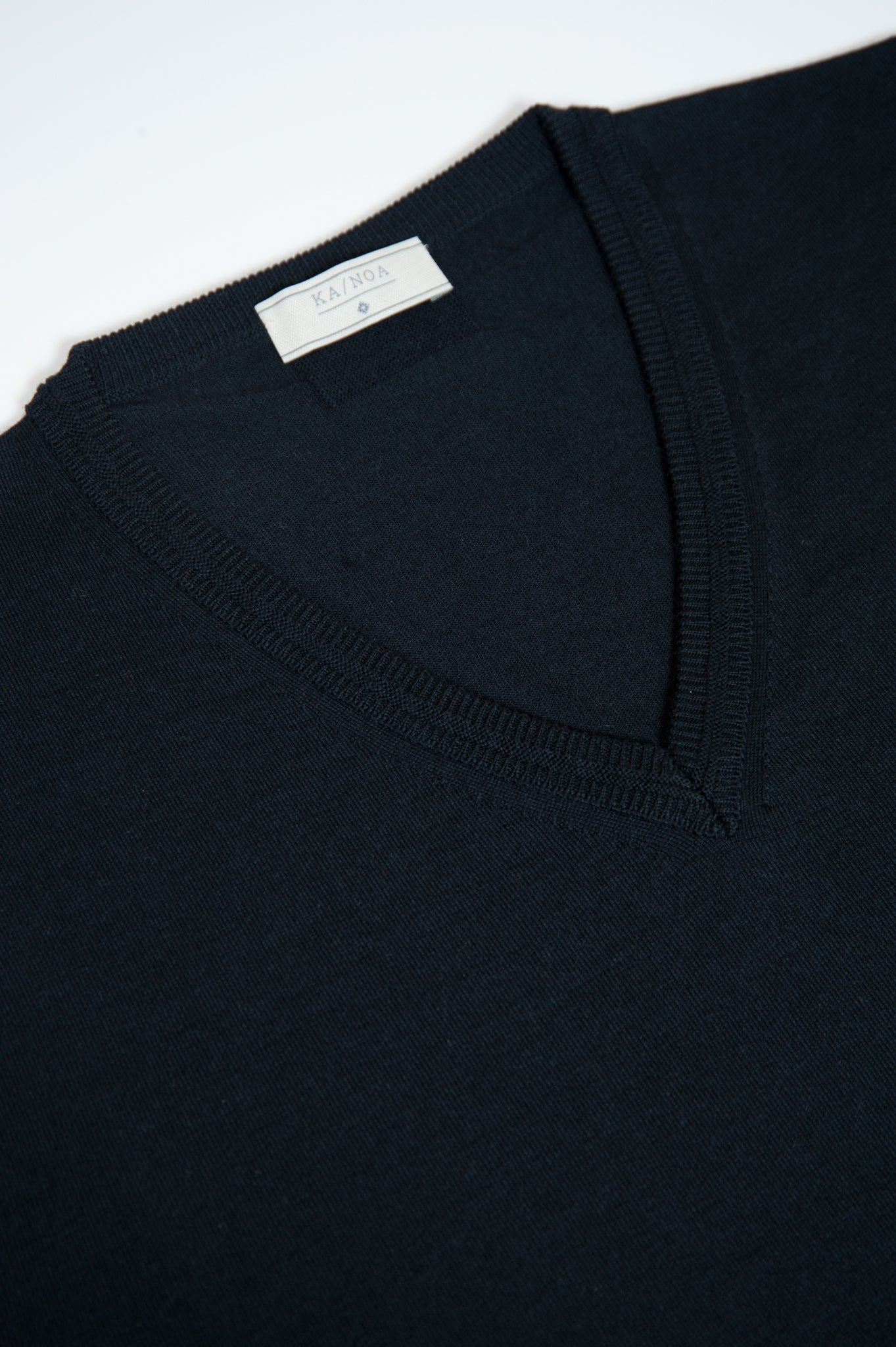 Andre V-Neck Jumper Superfine Merino Wool (Dark Blue)