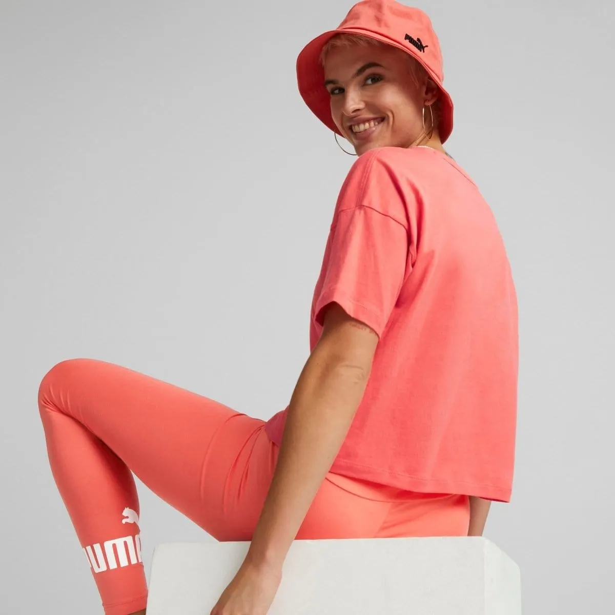 PUMA WOMEN'S ESSENTIALS LOGO CROPPED BRIGHT PINK TEE