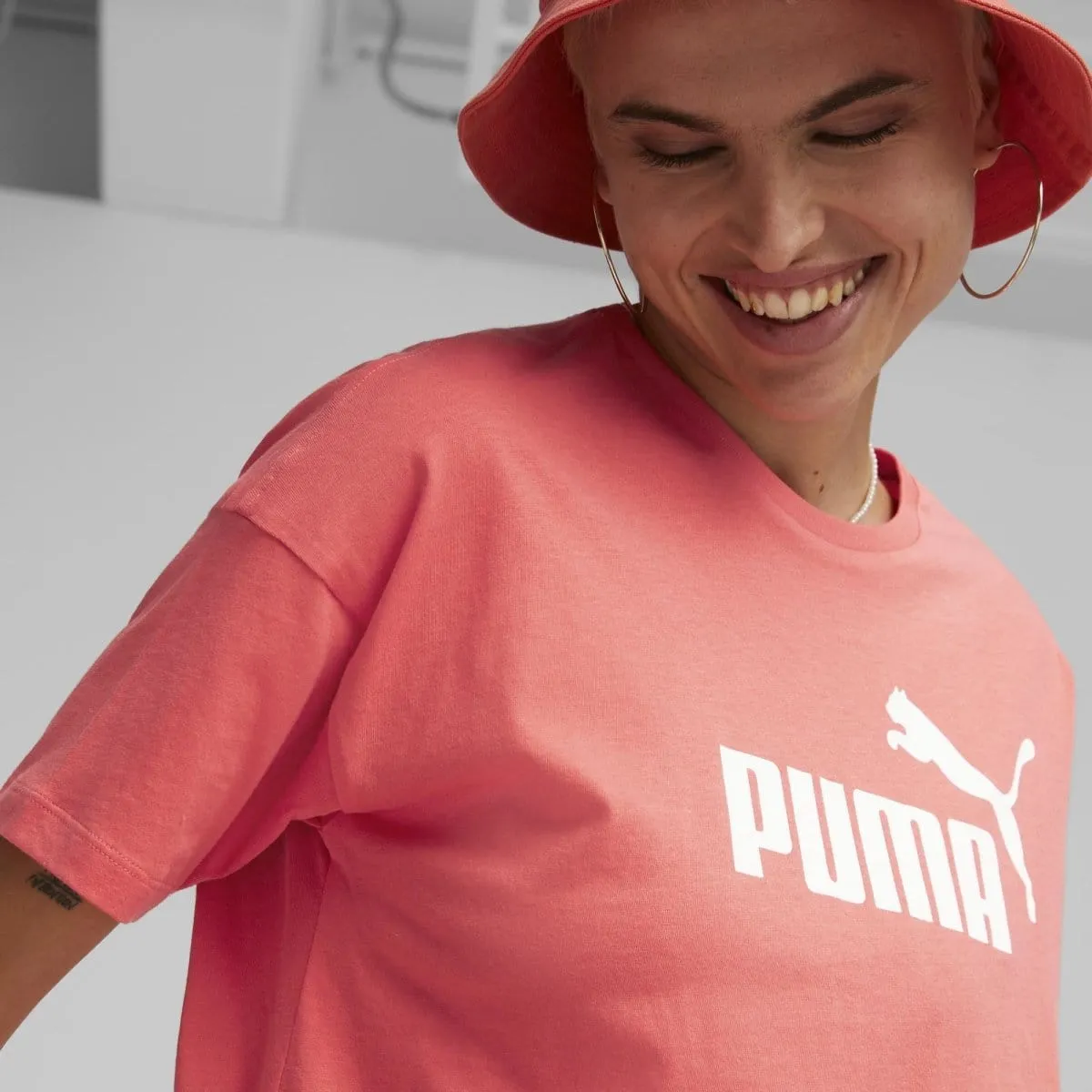 PUMA WOMEN'S ESSENTIALS LOGO CROPPED BRIGHT PINK TEE